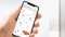 Eine Hand hält ein Handy, auf dem die Viessmann ViCare-App zu sehen ist.